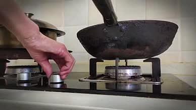 4k实拍制作蒙古面条烹饪煮面过程视频的预览图